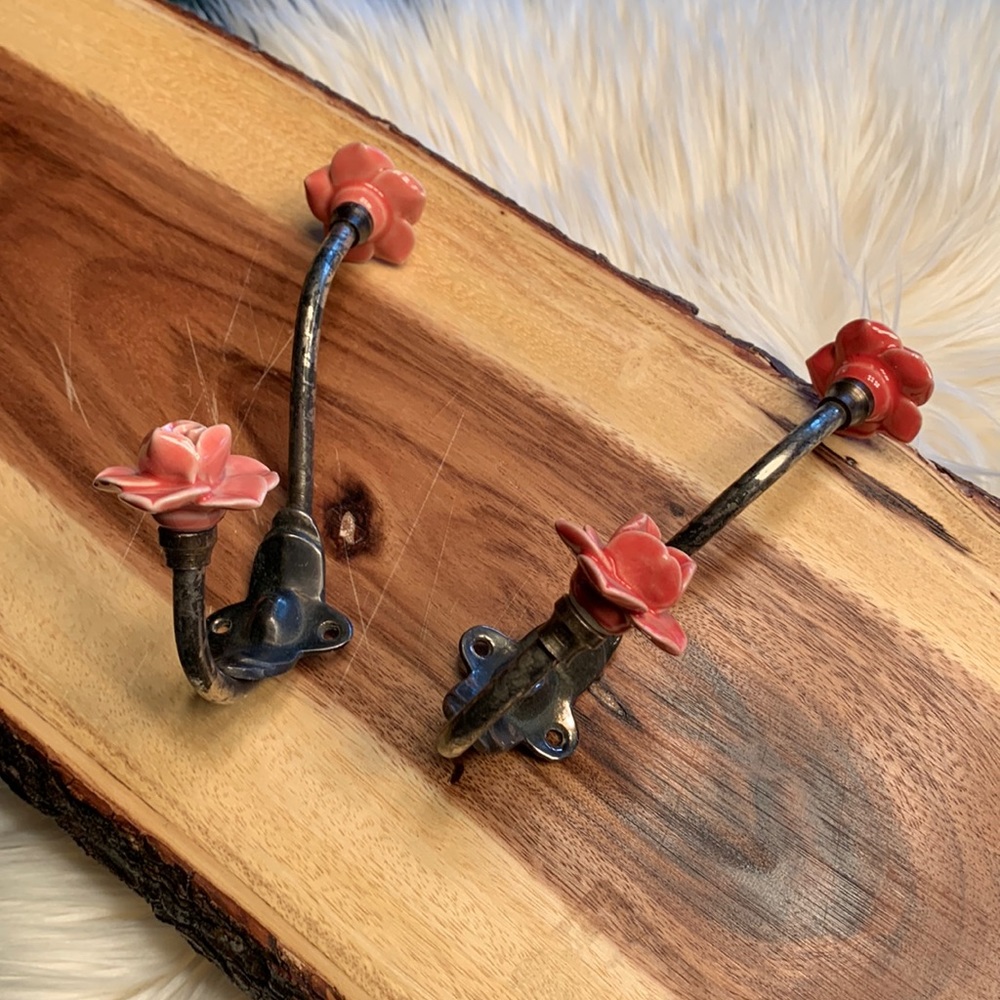 Ceramic flower hooks 🔥BUNDLEANDSAVE🔥